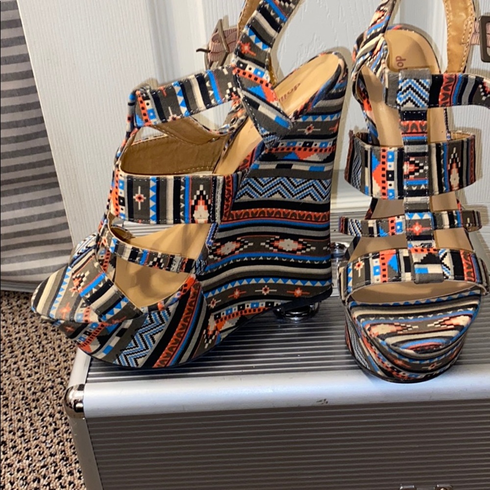 Tribal wedge heels